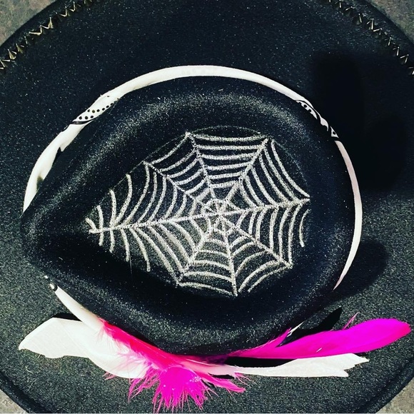 This was a plain felt fedora. The studs are metal and screwed in individually. - Picture 5 of 5